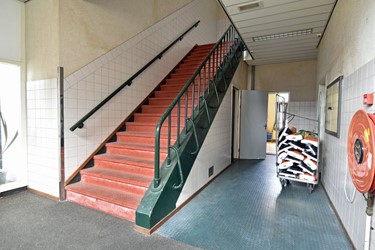 <p>Waarschijnlijk is de noordelijke trap van de oostvleugel kort na de Tweede Wereldoorlog gemoderniseerd met stalen trephekken en leuningen van Youngstown. </p>
